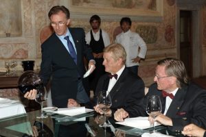 Paolo Basso pri natakanju vina