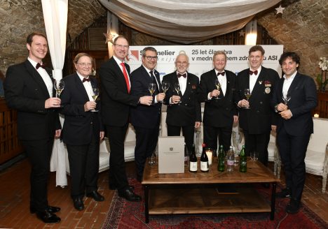 Predstavniki društva Sommelier Slovenije z gosti iz mednarodnega združenja ASI